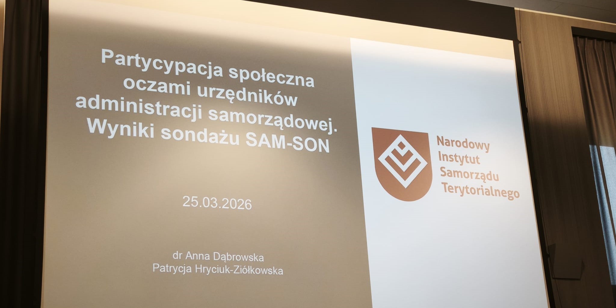 Zdjęcie przedstawia prezentację NIST zatytułowaną Partycypacja społeczna oczami urzędników administracji samorządowej. Wyniki sondażu SAM-SON. Prezentacja została przedstawiona podczas KWRiST 25 marca 2026 roku.