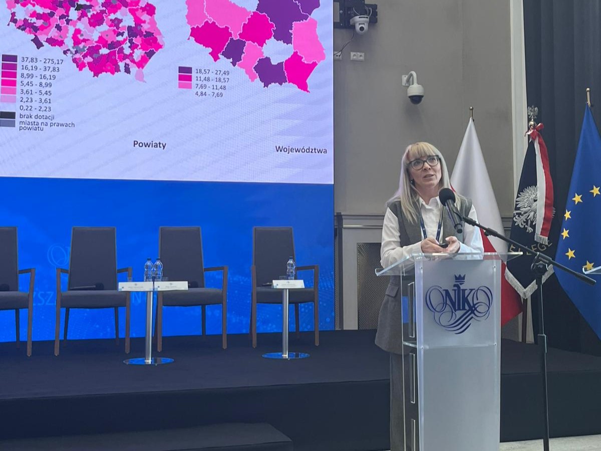 Fotografia przedstawia Panel NIK pt. „Współpraca JST z organizacjami pozarządowymi”, widoczna jest dr Julita Łukomska, zastępczyni dyrektora NIST