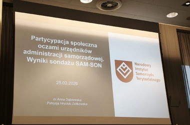 Zdjęcie przedstawia prezentację NIST zatytułowaną "Partycypacja społeczna oczami urzędnik&oacute;w administracji samorządowej. Wyniki sondażu SAM-SON". Prezentacja została przedstawiona podczas KWRiST 25 marca 2026 roku.