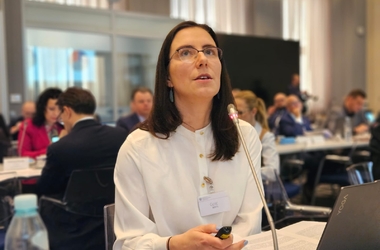 Zdjęcie przedstawia dr Annę Dąbrowską podczas Komisji Wsp&oacute;lnej Rządu i Samorządu Terytorialnego 25 marca 2026.  - kliknięcie spowoduje wyświetlenie powiększonego zdjęcia