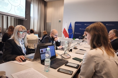 Zdjęcie przedstawia dr Julitę Łukomską oraz Patrycję Hryciuk-Zi&oacute;łkowską podczas Komisji Wsp&oacute;lnej Rządu i Samorządu Terytorialnego 25 marca 2026.  - kliknięcie spowoduje wyświetlenie powiększonego zdjęcia