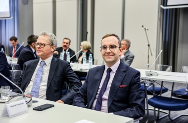 Zdjęcie przedstawia prof. Pawła Swianiewicza oraz dr Bartosza Wilka podczas Komisji Wsp&oacute;lnej Rządu i Samorządu Terytorialnego 28 stycznia 2026.  - kliknięcie spowoduje wyświetlenie powiększonego zdjęcia