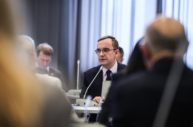 Zdjęcie przedstawia dr Bartosza Wilka podczas Komisji Wsp&oacute;lnej Rządu i Samorządu Terytorialnego 28 stycznia 2026.  - kliknięcie spowoduje wyświetlenie powiększonego zdjęcia