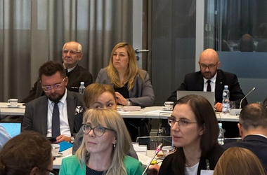 Zdjęcie przedstawia dr Julitę Łukomską oraz dr Annę Dąbrowską podczas Komisji Wsp&oacute;lnej Rządu i Samorządu Terytorialnego 26 listopada 2025.  - kliknięcie spowoduje wyświetlenie powiększonego zdjęcia