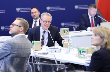 Zdjęcie przedstawia prof. Pawła Swianiewicza podczas Komisji Wsp&oacute;lnej Rządu i Samorządu Terytorialnego 17 grudnia 2025.  - kliknięcie spowoduje wyświetlenie powiększonego zdjęcia