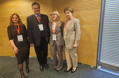 Fotografia: XIII Og&oacute;lnopolska Konferencja Samorządu i Oświaty &bdquo;Edukacja Przyszłości&rdquo;, od lewej: Ewelina Ostajewska-Szwankowska, dr Grzegorz Kubalski, dr Julita Łukomska, Ewa Dumkiewicz-Sprawka - kliknięcie spowoduje wyświetlenie powiększonego zdjęcia