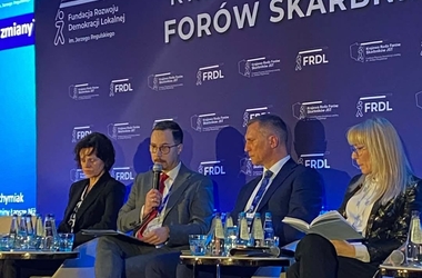Przybliżona fotografia z VIII Krajowego Kongresu For&oacute;w Skarbnik&oacute;w, widoczni są Hanna Majszczyk, Wiceminister, Podsekretarz Stanu w Ministerstwie Finans&oacute;w, dr Daniel Budzeń, Ekspert Związku Miast Polskich, Fundacji Miasto i Fundacji Rozwoju Demokracji Lokalnej im. Jerzego Regulskiego ds. finans&oacute;w lokalnych, Jacek Jachymiak, Skarbnik Gminy Łapsze Niżne oraz dr Julita Łukomska zastępczyni dyrektora NIST - kliknięcie spowoduje wyświetlenie powiększonego zdjęcia