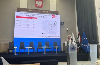 Fotografia przedstawia Panel NIK pt. &bdquo;Wsp&oacute;łpraca JST z organizacjami pozarządowymi&rdquo;, widoczna jest dr Julita Łukomska, zastępczyni dyrektora NIST - kliknięcie spowoduje wyświetlenie powiększonego zdjęcia