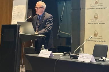 Zbliżony kadr na prof. Swianiewicza podczas konferencji zorganizowanej w Skopje przez program OECD-SIGMA.  - kliknięcie spowoduje wyświetlenie powiększonego zdjęcia