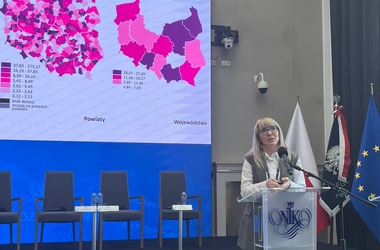 Przybliżony kadr przedstawiający Panel NIK pt. &bdquo;Wsp&oacute;łpraca JST z organizacjami pozarządowymi&rdquo;, widoczna jest dr Julita Łukomska, zastępczyni dyrektora NIST - kliknięcie spowoduje wyświetlenie powiększonego zdjęcia